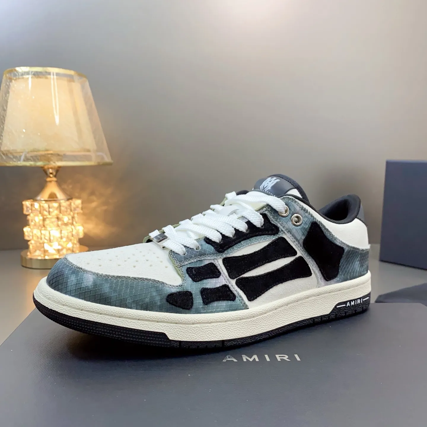 p580🐮🐮AMIRI Couple Style👑 The latest The Pacific Series Couple Style💀🦴Bone Stars Casual Sports Shoes Skateboard Shoes✔️ AMIRI's Pacific shoes are a sneaker that combines luxury and street style. Many celebrities and Internet celebrities have the same style. Its design and workmanship are very exquisite. Made of high-grade cow leather, soft to the touch and highly durable. 💎Fabrics: Original custom imported first-layer cowhide 💎Inner lining: Original customized breathable mesh 💎Foot: Original injection molded one-piece, comfortable, wear-resistant and not tiring for feet 💎Outsole: Original 1:1 molded three-color sole Original outsole 💎Sole thickness: 3CM 💎Size: Female 35-40 Male 39-46 💎Price; Top version 👑Special remarks Remark: (Female size 34 40 . Men's sizes 38 45 46 are customized and cannot be returned or exchanged. Please note when ordering! Thank you🤝🤝